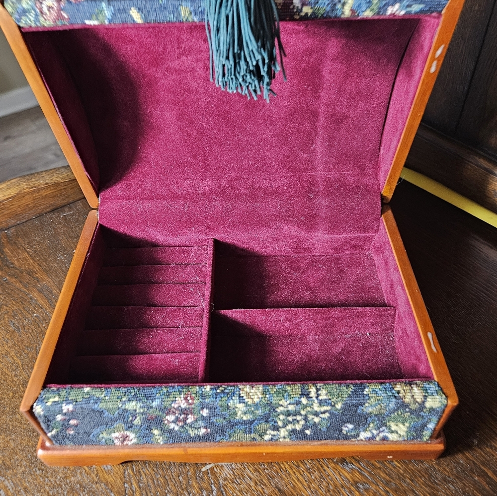 Beautiful Vintage Cross Stitch Floral Wood Tassel Jewlery Box. - Picture 8 of 14